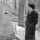 Alevtina Nekrasova visita la tumba de su padre Vasily Ivanov, una de las primeras víctimas del incidente.